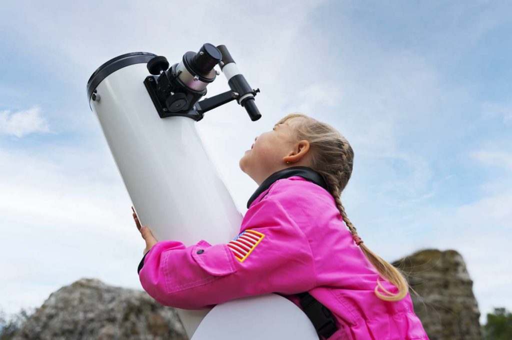 Lucie, prodige de 12 ans, rêve de l'espace après un bac anticipé en 2025.