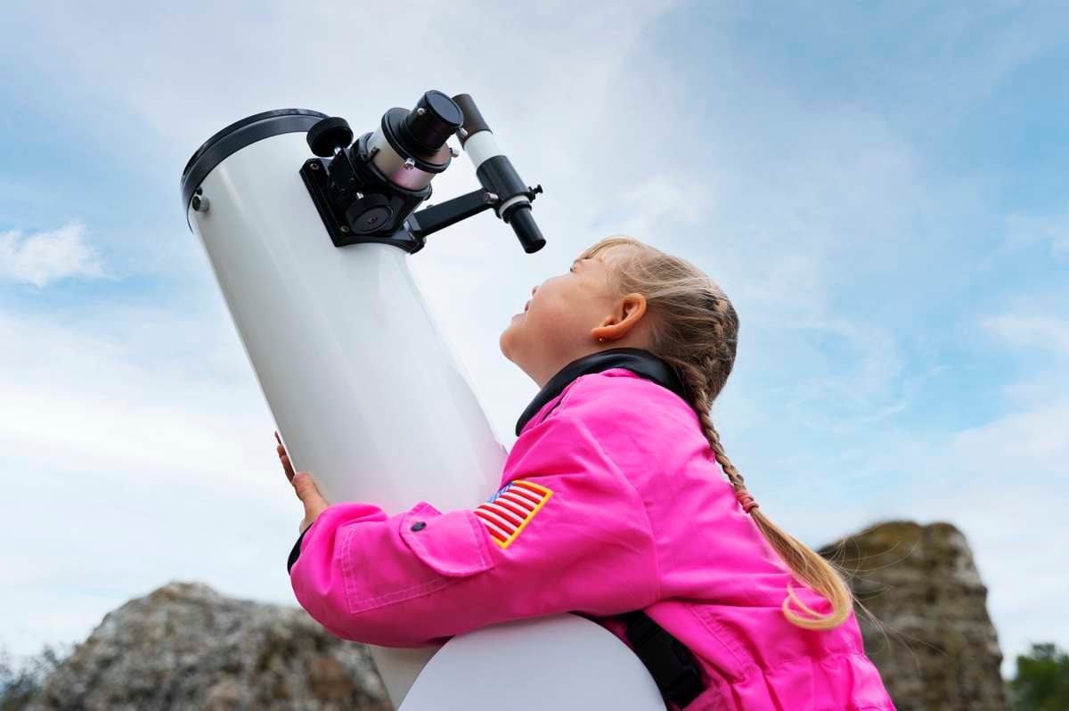 Lucie, prodige de 12 ans, rêve de l’espace après un bac anticipé en 2025.